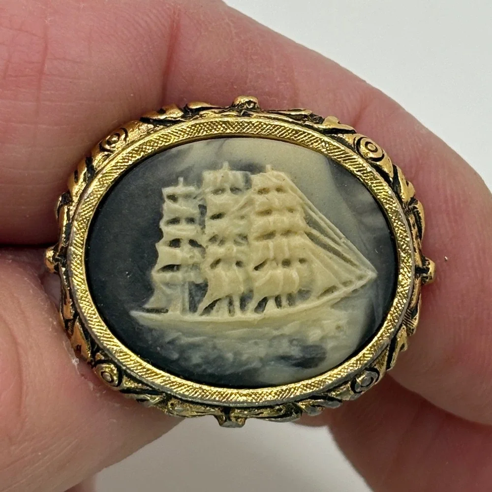 Vintage Dante Oval Cameo Cufflinks Gold Tone Tall Ship Sailboat Embossed Design‎